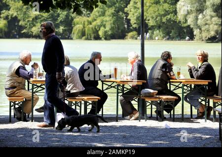 Besucher des Biergartens "Seehaus" am Kleinhesseloher Sehen im Englischen Garten. [Automatisierte Übersetzung] Stockfoto