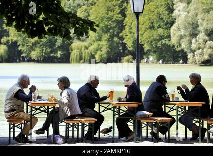 Besucher des Biergartens "Seehaus" am Kleinhesseloher Sehen im Englischen Garten. [Automatisierte Übersetzung] Stockfoto