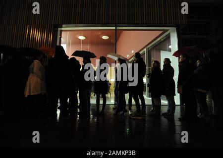 Besucher queues vor dem Museum Brandhorst während der Langen Nacht der Museen in München. [Automatisierte Übersetzung] Stockfoto