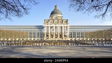 Die Bayerische Staatskanzlei am Hofgarten in München. Der Mittelteil besteht aus dem historischen Gebäude des ehemaligen Armeemuseum. [Automatisierte Übersetzung] Stockfoto