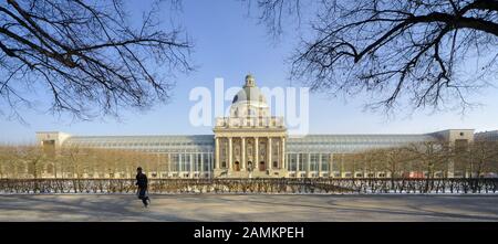 Die Bayerische Staatskanzlei am Hofgarten in München. Der Mittelteil besteht aus dem historischen Gebäude des ehemaligen Armeemuseum. [Automatisierte Übersetzung] Stockfoto