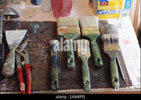 Malutensilien im Künstleratelier von Münchens ehemaligem zweiten Bürgermeister Winfried Zehetmeier in Sendling. [Automatisierte Übersetzung] Stockfoto