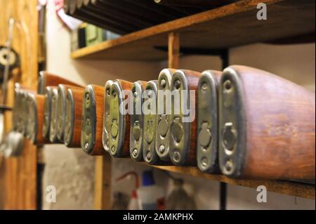 Gewehrkolben im Schießscharten von Klaus Niedermeier in der Zenettistraße 29 im Münchner Schlachthofviertel. [Automatisierte Übersetzung] Stockfoto