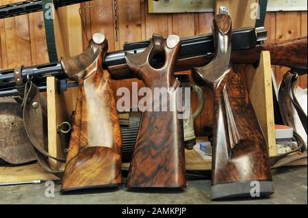 Gewehrkolben im Schießscharten von Klaus Niedermeier in der Zenettistraße 29 im Münchner Schlachthofviertel. [Automatisierte Übersetzung] Stockfoto