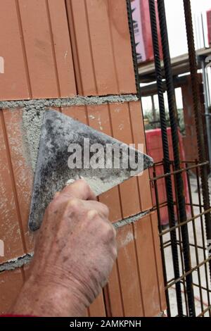 HANDWORKER Porträt: Maurer Nitsche Verputzung auf einem Baugelände in Frauenberg. [Automatisierte Übersetzung] Stockfoto