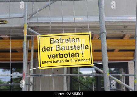 Schild mit der Aufschrift "die Website darf nicht betreten werden. Eltern haften für ihre Kinder auf einer Baustelle für Eigentumswohnungen auf dem ehemaligen Telekom-Gelände in der Leopoldstraße 250. [Automatisierte Übersetzung] Stockfoto