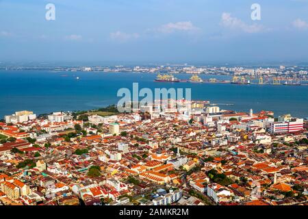 Luftaufnahme der Stadt Georgetown von der Spitze des Komtar Towers in Georgetown, Penang Island, Malaysia mit Blick auf Butterworth und die Stra Stockfoto