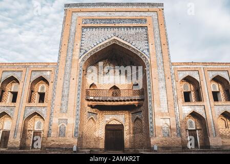 Usbekistan, KHIVA 2019: Das Innere des Mohammed Rakhim Khan Madrassah in der von Ichan Kala ummauerten Stadt Stockfoto