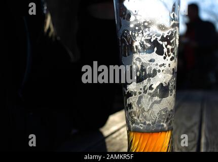 Halb leeres Weizenbierglas vor dem Kloster Fürstenfeld. [Automatisierte Übersetzung] Stockfoto