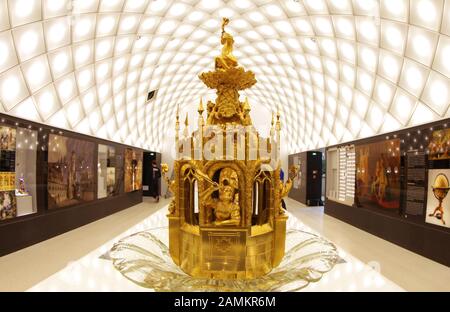Innenansicht des neu eröffneten Museums der bayerischen Könige in Hohenschwangau. Das Bild zeigt das vergoldete Mittelstück in der Königshalle. [Automatisierte Übersetzung] Stockfoto
