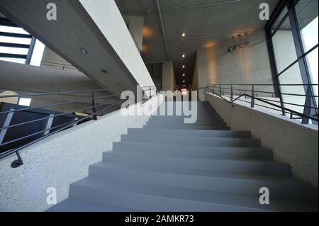 Das neu erbaute Gebäude der Hochschule für Film und Fernsehen (HFF) und das staatliche Museum für Ägyptische Kunst an der Gabelsbergerstraße im Münchner Stadtteil Maxvorstadt. [Automatisierte Übersetzung] Stockfoto