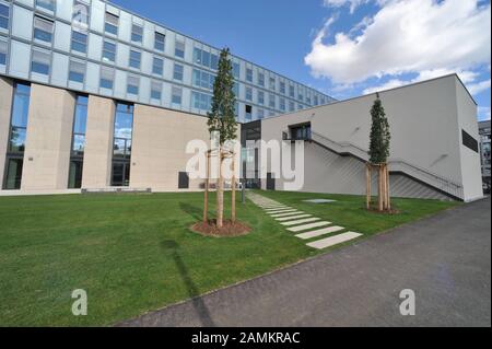 Das neu erbaute Gebäude der Hochschule für Film und Fernsehen (HFF) und das staatliche Museum für Ägyptische Kunst an der Gabelsbergerstraße im Münchner Stadtteil Maxvorstadt. [Automatisierte Übersetzung] Stockfoto