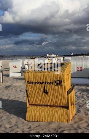 Liegen und Einzelstrandstuhl der Deutschen Post am Strand zwischen den Ostsee-Resorts Heringsdorf und Ahlbeck, Usedom, Mecklenburg Vorpommern, Deutschland. [Automatisierte Übersetzung] Stockfoto