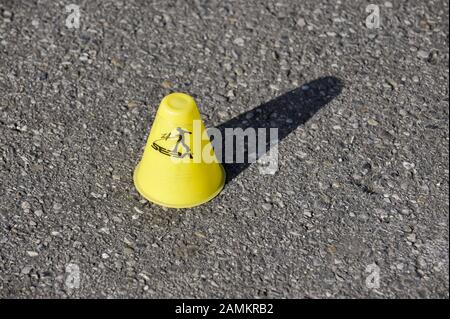 Hüttenkurs für Slalomskating auf der Theresienwiese. [Automatisierte Übersetzung] Stockfoto