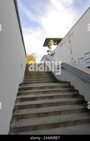 Gef ngnismauer Mit Aussichtsturm Der JVA In M nchen Stadelheim gef-ngnismauer-mit-aussichtsturm-der-jva-in-m-nchen-stadelheim