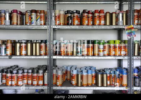 Regal mit Sprühfarbe im Atelier des Graffiti-Künstlers "Loomit" (eigentlich: Mathias-Köhler) im Münchner Kunstpark Ost. [Automatisierte Übersetzung] Stockfoto