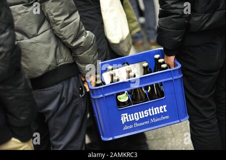 Flashmob am Münchner Stachus: Wegen des Alkoholverbots in der S-Bahn, das ab 11.12.2011 gilt, sammeln sich junge Leute, um auf der mit Alkohol versorgten Stammstrecke hin und her zu fahren. [Automatisierte Übersetzung] Stockfoto