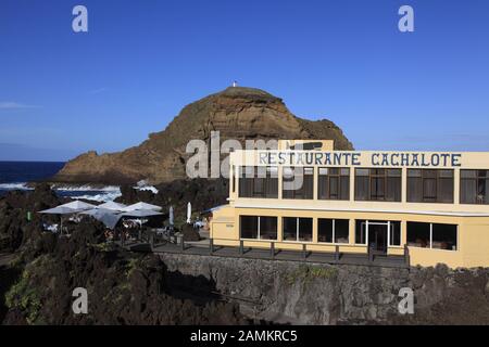 Das berühmte Hotel und Restaurant Cachalote in Porto Moniz in der gleichnamigen Provinz, umgeben von Lavafelsen mit natürlichen Schwimmbädern im Atlantik, Madeira, Portugal, Europa [automatisierte Übersetzung] Stockfoto