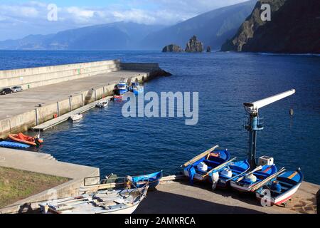 Der Hafen von Porto Moniz in der gleichnamigen Provinz mit Blick auf die Klippen der beiden Inseln Ilheus da Rib und Ilheus da Janela im Atlantik, Madeira, Portugal und Europa. [Automatisierte Übersetzung] Stockfoto