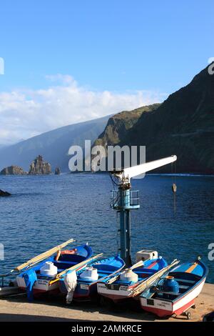 Der Hafen von Porto Moniz in der gleichnamigen Provinz mit Blick auf die Klippen der beiden Inseln Ilheus da Rib und Ilheus da Janela im Atlantik, Madeira, Portugal und Europa. [Automatisierte Übersetzung] Stockfoto