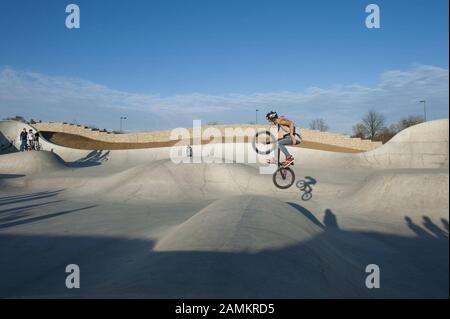 fahrradacrobat in der Flussanlage an der Putzbrunnerstraße zwischen Neu- und Waldperlach. [Automatisierte Übersetzung] Stockfoto