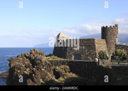 Das Aquarium von Madeira ( Aquario da Madeira) an der Felsküste von Porto Moniz in der gleichnamigen Provinz, umgeben von Lavafelsen im Atlantik, Madeira, Portugal und Europa. [Automatisierte Übersetzung] Stockfoto