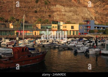 Abends leichte Atmosphäre im Jachthafen von Calheta im Westen Madeiras, Portugal, Europa [automatisierte Übersetzung] Stockfoto