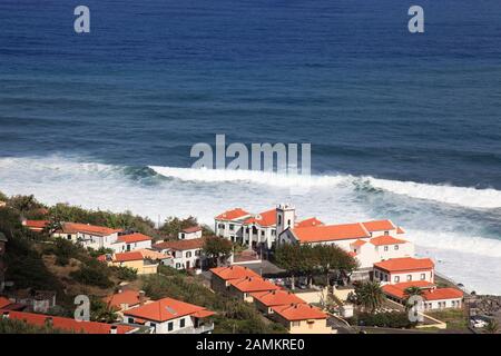 Hohe Wellen des Atlantiks im Kloster Senhor Bom Jesus in der Stadt Ponta Delgada an der wilden und stürmischen Nordküste Madeiras, Portugal, Europa. [Automatisierte Übersetzung] Stockfoto