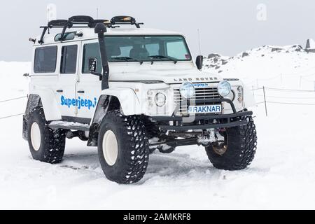 Superjeep Land Rover im Schnee in Island im Januar geparkt - Super Jeep Stockfoto