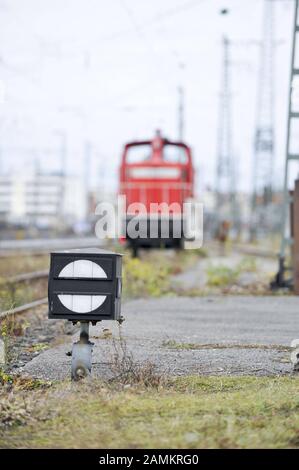 Lok mit Oberleitung am Münchner Ostbahnhof. [Automatisierte Übersetzung] Stockfoto