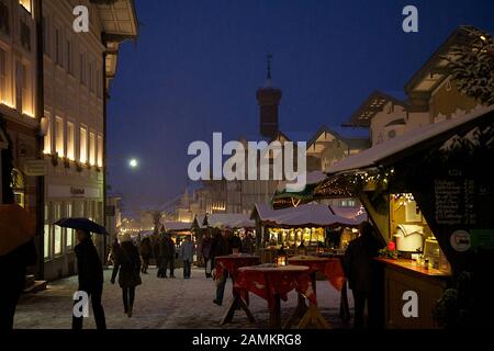 Weihnachtsmarkt im verschneiten Bad Tölz. [Automatisierte Übersetzung] Stockfoto