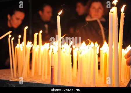 Entzündung des Osterlichts während der Griechisch-orthodoxen Osterzeit in der Allerheiligenkirche in Schwebing. [Automatisierte Übersetzung] Stockfoto