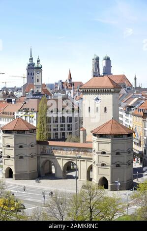 Blick über Münchens Dächer vom Isartorplatz aus: Im Vordergrund das Isartor, dahinter Frauenkirche, Rathaus, Alter Peter. [Automatisierte Übersetzung] Stockfoto