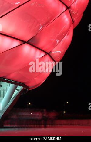 Blick auf einen Teil der rot beleuchteten Außenhülle der Allianz-Arena beim Champions-League-Halbfinale FC Bayern München - Real Madrid. Im Hintergrund die Treppe hinauf zu den Tribünen. [Automatisierte Übersetzung] Stockfoto