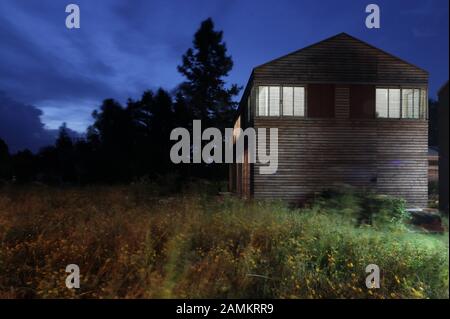 Freistehendes Privathaus mit Atelier in Seeshaupt am Starnberg von der Architektin Katharina Heider. [Automatisierte Übersetzung] Stockfoto