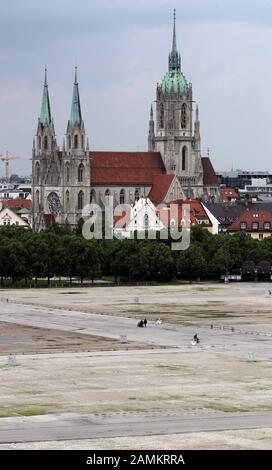 Blick vom Bayernkopf über die leere Theresienwiese zur Paulskirche. 13-theresianische Wiese [automatisierte Übersetzung] Stockfoto