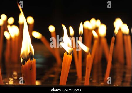 Entzündung des Osterlichts während der Griechisch-orthodoxen Osterzeit in der Allerheiligenkirche in Schwebing. [Automatisierte Übersetzung] Stockfoto