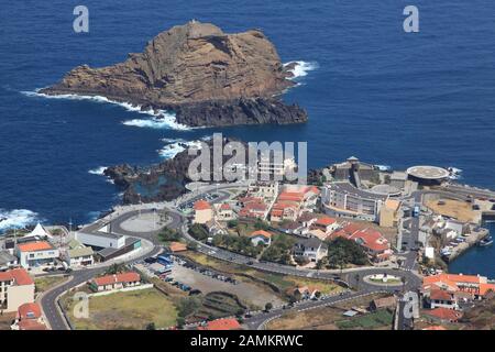 Der Hafen von Porto Moniz in der gleichnamigen Provinz mit Blick auf den Atlantik, Madeira, Portugal und Europa. [Automatisierte Übersetzung] Stockfoto