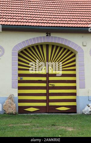 Bemaltes Eingangstor zu einem Bauernhof im Dorf Holasovice im Bezirk "eské Bud?jovice", Böhmen, Tschechien, Europa [automatisierte Übersetzung] Stockfoto