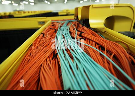 SuperMUC Hochleistungsrechner im LRZ am TU München Campus in Garching: Hier Glasfaserkabel für das Internet. [Automatisierte Übersetzung] Stockfoto