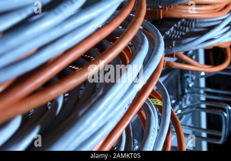 SuperMUC Hochleistungsrechner im LRZ am TU München Campus in Garching: Hier Glasfaserkabel für das Internet. [Automatisierte Übersetzung] Stockfoto