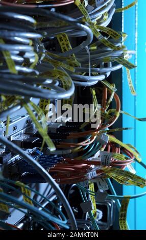 SuperMUC Hochleistungsrechner im LRZ am TU München Campus in Garching: Hier Glasfaserkabel für das Internet. [Automatisierte Übersetzung] Stockfoto