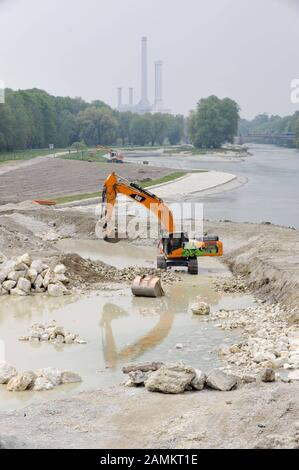 Renaturierungsarbeiten an der Isar im Bereich der Münchner Reichenbachbrücke. [Automatisierte Übersetzung] Stockfoto