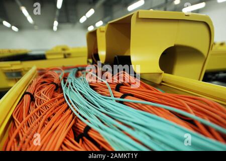 SuperMUC Hochleistungsrechner im LRZ am TU München Campus in Garching: Hier Glasfaserkabel für das Internet. [Automatisierte Übersetzung] Stockfoto