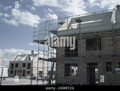 Im Gewerbegebiet West in Maisach im Bau befindliche, ausgestattete Wohnhäuser. [Automatisierte Übersetzung] Stockfoto