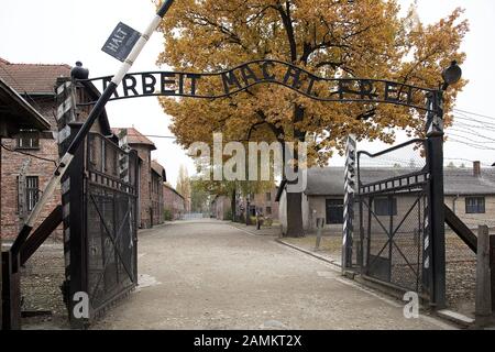 Lagertor mit der Aufschrift "Arbeit macht frei" am Eingang zur Gedenkstätte im ehemaligen Konzentrationslager Auschwitz 1. [Automatisierte Übersetzung] Stockfoto