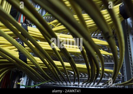 SuperMUC Hochleistungsrechner im LRZ am TU München Campus in Garching: Hier Glasfaserkabel für das Internet. [Automatisierte Übersetzung] Stockfoto