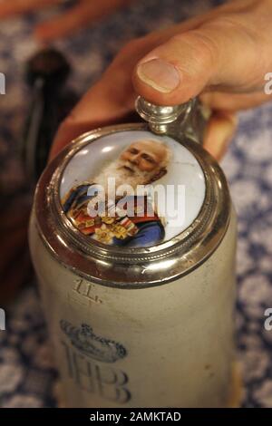 Historischer Bierbecher im Hofbräuhaus mit Zinndeckel und Bild. [Automatisierte Übersetzung] Stockfoto