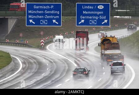 Autobahnende der nördlichen Umgehungsstraße, Kreuzung zur A96 bei gut Streiflach. Biegen Sie links ab nach Garmisch-Partenkirchen oder München, rechts nach Lindau/Memmingens. [Automatisierte Übersetzung] Stockfoto