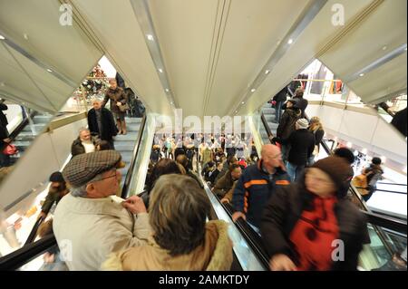 Weihnachtskäufer drängen sich in ein Kaufhaus in der Münchner Innenstadt. [Automatisierte Übersetzung] Stockfoto